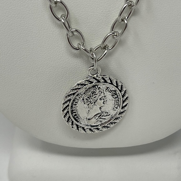 🎉🎉HP🎉🎉Silver Layered Necklace Set - Picture 6 of 7